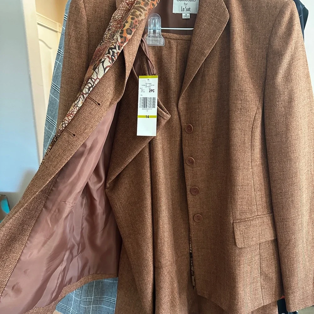 Le Suit Rust Brown Blazer and Skirt Set with Patterned Scarf (new) Size 14 - Picture 8 of 11